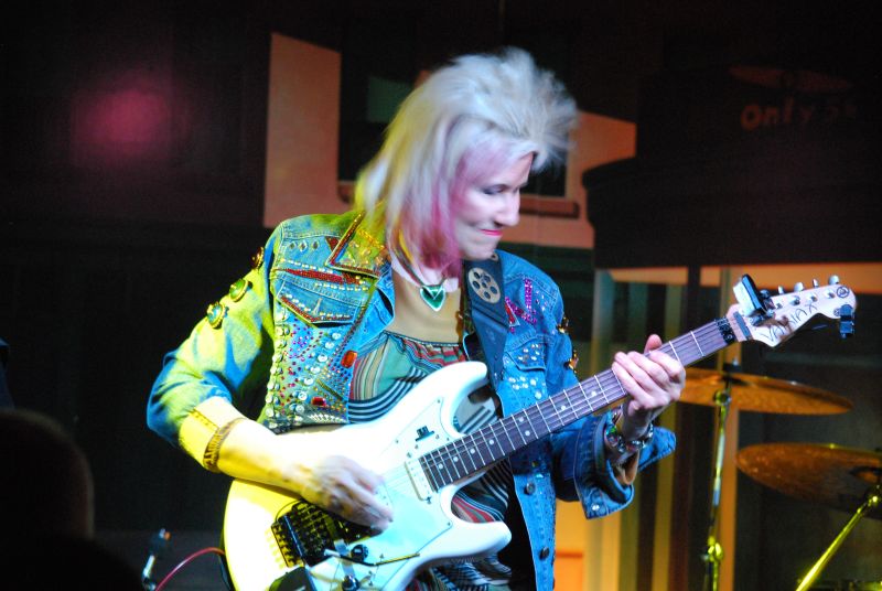 Jennifer Batten live at Club il Giardino